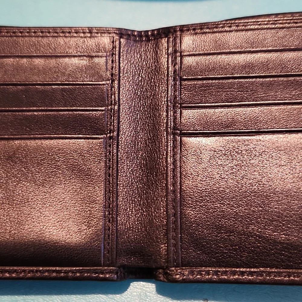 Tumi Bifold Wallet Multiple Card Slots - 2 Places for paper bills